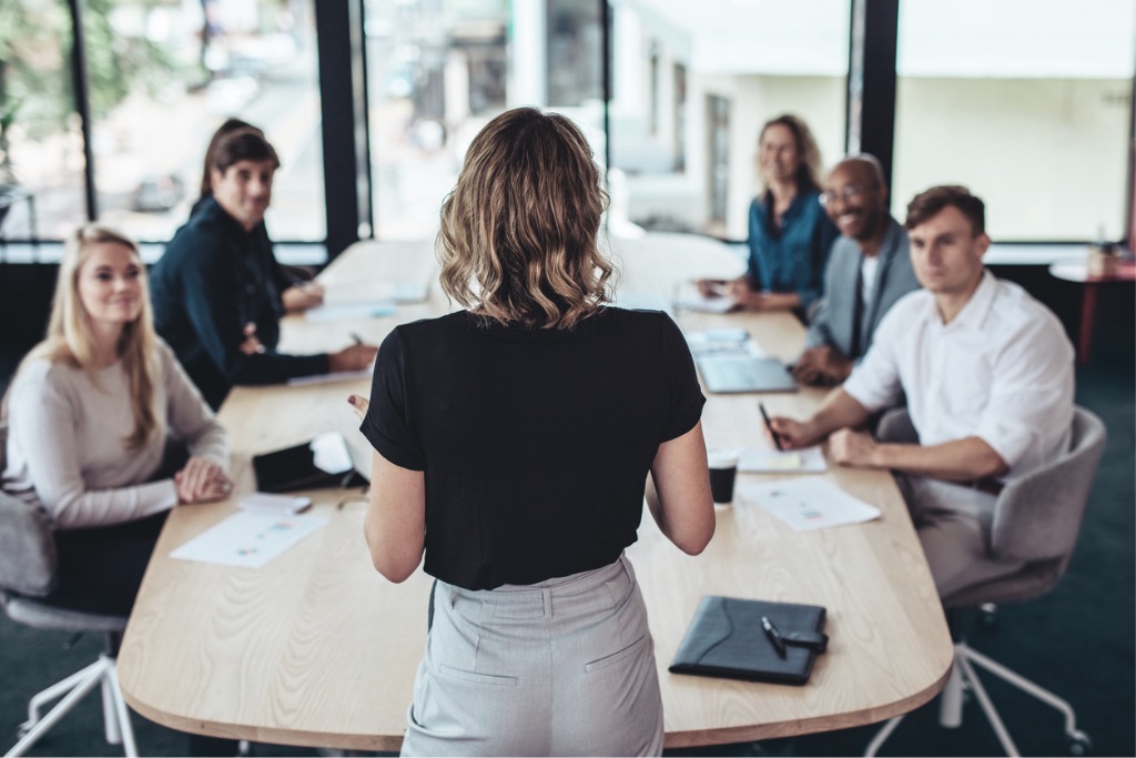 Workshop med flera mellanchefer och en föreläsare 